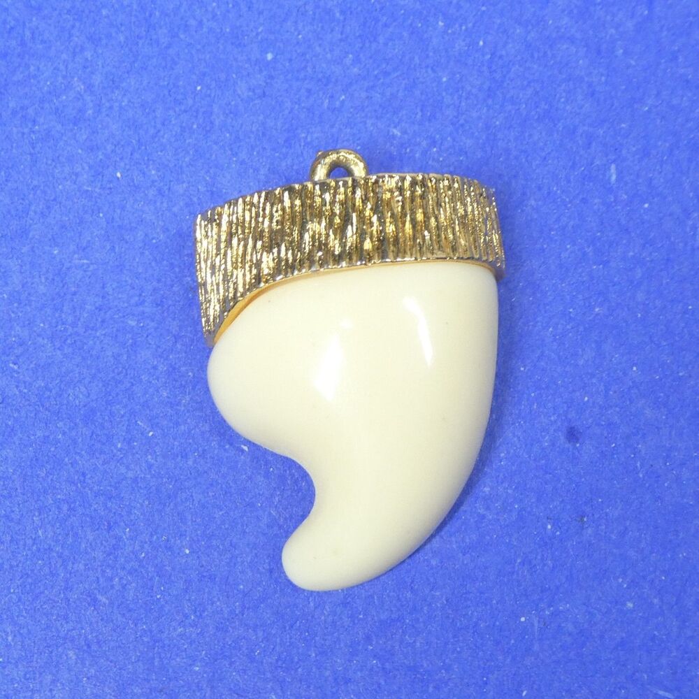 Faux Bear Tiger Claw Talon Pendant Goldtone Vintage
